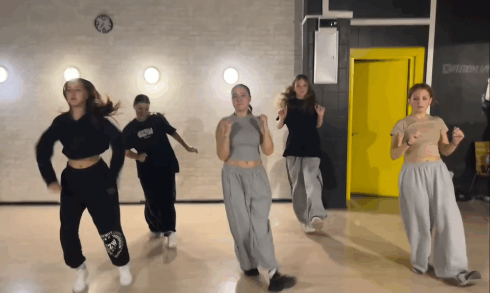 Кусочек с занятий взрослой группы по хип-хопу