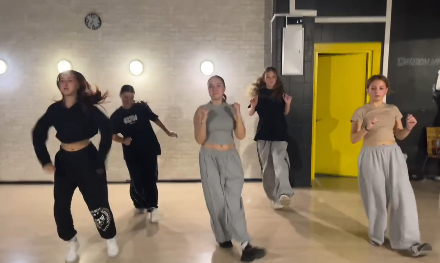 Кусочек с занятий взрослой группы по хип-хопу