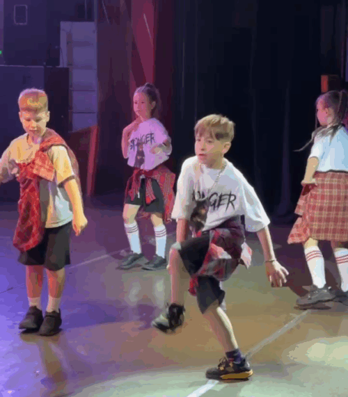 Репетиция команды по хип-хопу перед отчётным концертом