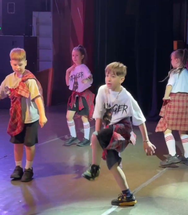 Репетиция команды по хип-хопу перед отчётным концертом