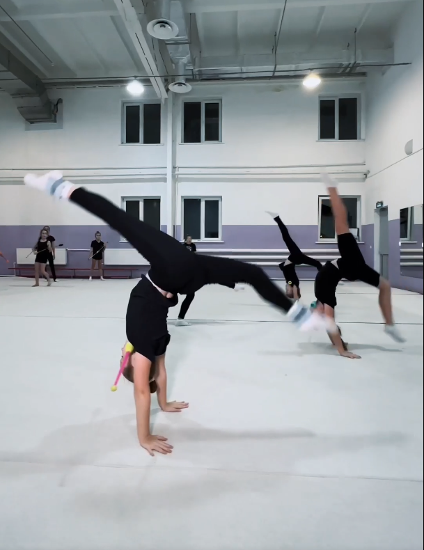 Кусочек с занятий по Худ. гимнастике