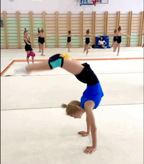 Демонстрация акробатического элемента ученицей по Худ. гимнастике