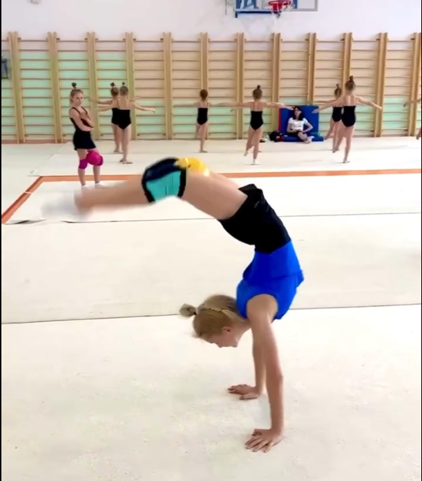 Демонстрация акробатического элемента ученицей по Худ. гимнастике