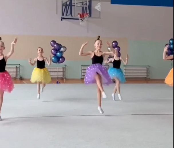 Репетиция номера учениц по Худ.гимнастике