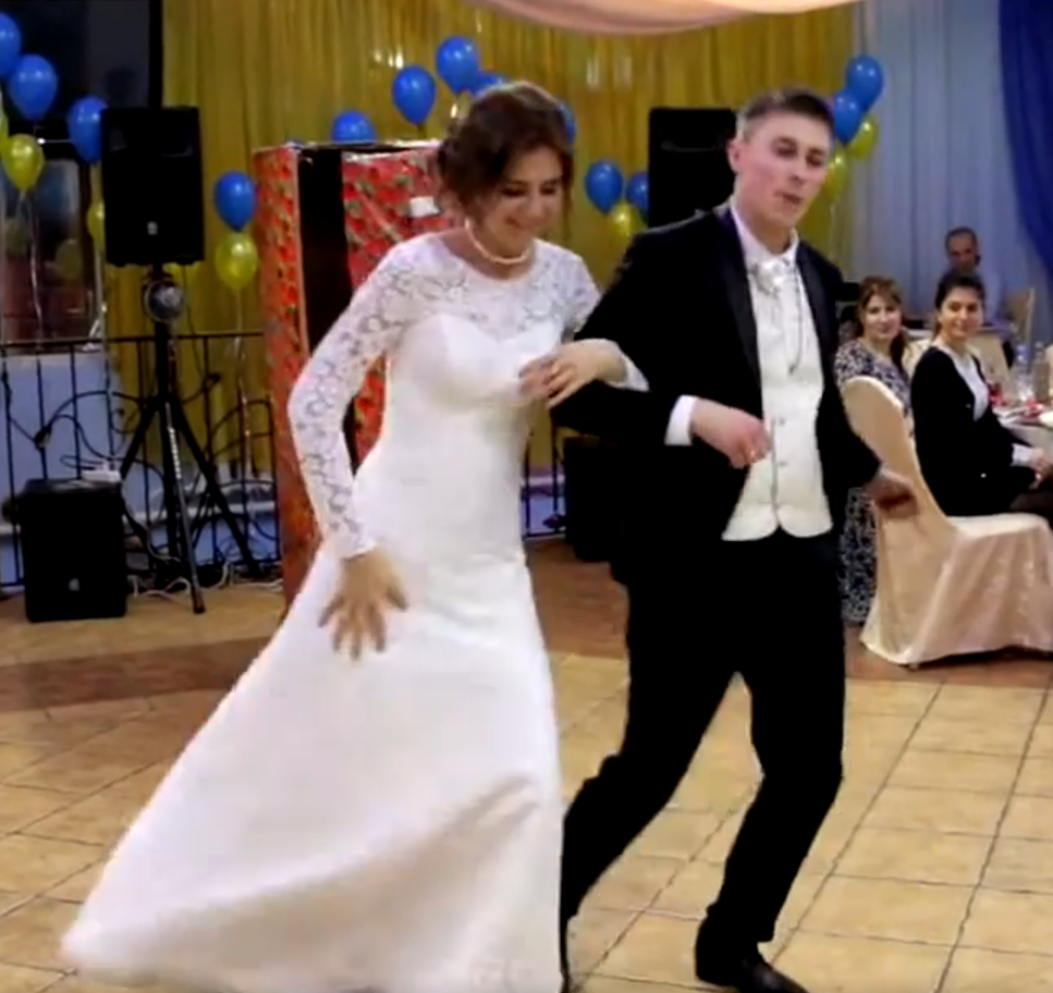 Энергичный танец с сюрпризом на свадьбе