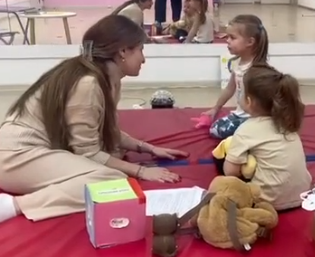 Педагог Милана на занятии с детьми