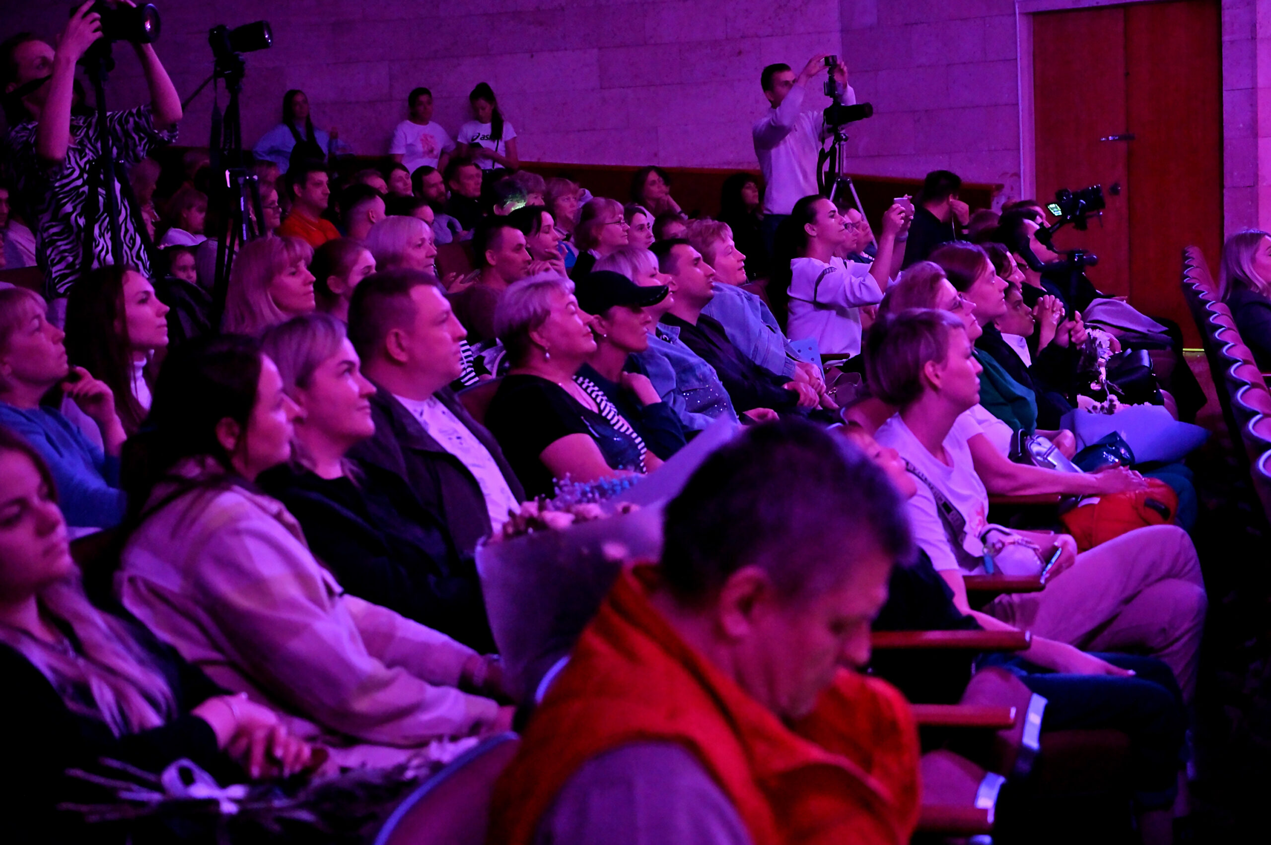 Что делать родителям во время отчетного концерта: 5 правил поведения